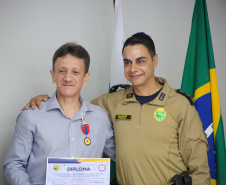 Secretário Hudson recebe medalha de honra ao mérito do Colégio da Polícia Militar de Pato Branco 