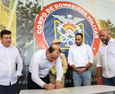 Posto de bombeiro militar de Santa Helena recebe novo caminhão auto bomba tanque