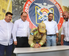 Posto de bombeiro militar de Santa Helena recebe novo caminhão auto bomba tanque