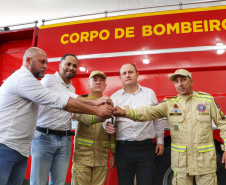 Posto de bombeiro militar de Santa Helena recebe novo caminhão auto bomba tanque
