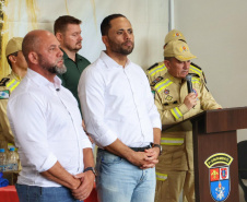 Posto de bombeiro militar de Santa Helena recebe novo caminhão auto bomba tanque