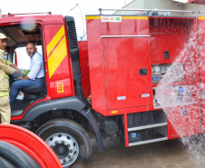 Posto de bombeiro militar de Santa Helena recebe novo caminhão auto bomba tanque