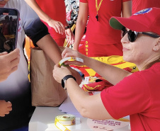 Forças de segurança distribuem pulseiras de identificação durante shows do Verão Maior Paraná