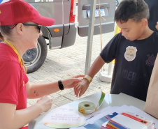 Forças de segurança distribuem pulseiras de identificação durante shows do Verão Maior Paraná