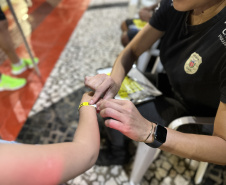 Forças de segurança distribuem pulseiras de identificação durante shows do Verão Maior Paraná