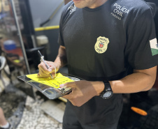 Forças de segurança distribuem pulseiras de identificação durante shows do Verão Maior Paraná