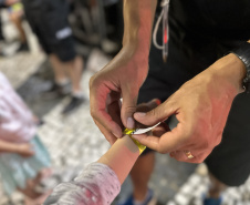 Forças de segurança distribuem pulseiras de identificação durante shows do Verão Maior Paraná