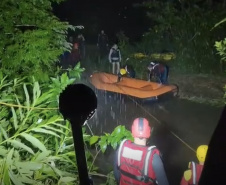Bombeiros salvam dez pessoas ilhadas em rio de Antonina após cabeça d’água