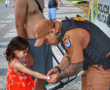 Forças de segurança distribuem pulseiras de identificação durante shows do Verão Maior Paraná