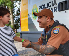 Forças de segurança distribuem pulseiras de identificação durante shows do Verão Maior Paraná
