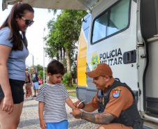 Forças de segurança distribuem pulseiras de identificação durante shows do Verão Maior Paraná