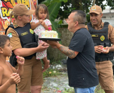 Policiais militares comemoram aniversário de criança carente em Pontal do Paraná 
