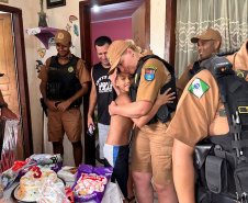 Policiais militares comemoram aniversário de criança carente em Pontal do Paraná 