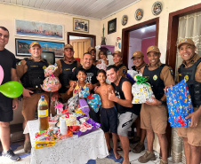Policiais militares comemoram aniversário de criança carente em Pontal do Paraná 