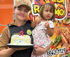 Policiais militares comemoram aniversário de criança carente em Pontal do Paraná 