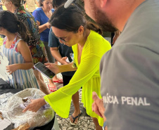 Polícia Penal distribui mais de mil brindes artesanais no Verão Maior Paraná