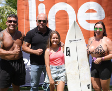 Filha de policial da RONE representa talento no Circuito Paranaense de Surf Amador