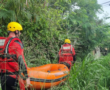 Com apoio de drone, bombeiros localizam corpo de menino que se afogou em Curitiba