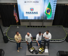 Governador anuncia compra de 2 mil armas não letais de gigante global que fornece para o FBI