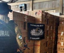 A Polícia Militar do Paraná (PMPR), por meio de uma equipe da Patrulha Rural do 32º Batalhão de Polícia Militar (BPM), apreendeu, nessa última quarta-feira (23), uma carga ilegal de cigarros na cidade de Doutor Camargo, região noroeste do estado. A operação gerou um prejuízo estimado em R$1,420 mi para os contrabandistas.