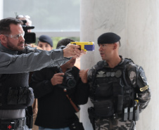 Com tecnologia de última geração, Paraná entrega 1,4 mil armas não letais para as polícias