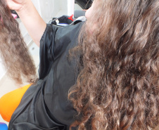 Mulheres privadas de liberdade doam cabelo para pacientes com câncer