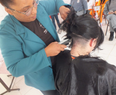 Mulheres privadas de liberdade doam cabelo para pacientes com câncer
