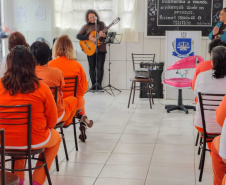 Mulheres privadas de liberdade doam cabelo para pacientes com câncer