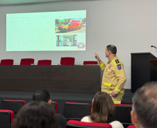 Servidores da Sesp conhecem estrutura do Corpo de Bombeiros em Curitiba 