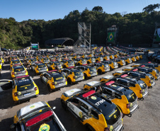 Ratinho Junior entrega 431 motos e viaturas para a PMPR