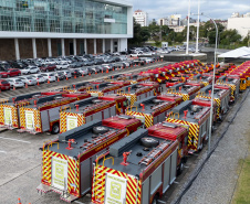 Caminhões, ambulâncias e sonar: governador entrega equipamentos aos Bombeiros