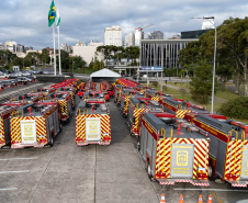 Caminhões, ambulâncias e sonar: governador entrega equipamentos aos Bombeiros