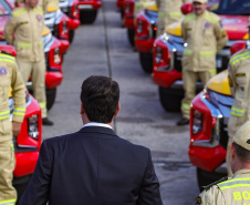 Caminhões, ambulâncias e sonar: governador entrega equipamentos aos Bombeiros
