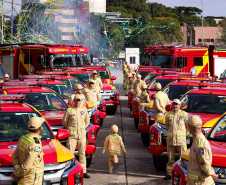 Caminhões, ambulâncias e sonar: governador entrega equipamentos aos Bombeiros