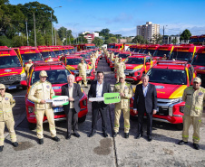 Caminhões, ambulâncias e sonar: governador entrega equipamentos aos Bombeiros