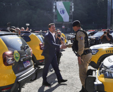 Ratinho Junior entrega 431 motos e viaturas para a PMPR