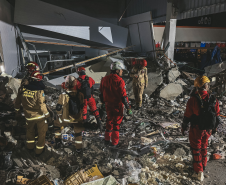 Bombeiros do Paraná seguem padrões internacionais de resposta imediata a desastres