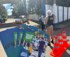 PMPR e Detran PR realizam ação educativa na Escola Paulo Leminski no retorno às aulas