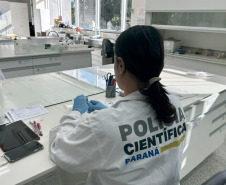 O Laboratório de Química Forense da Polícia Científica do Paraná participou da 4ª edição do Ensaio de Proficiência (EP) em Drogas, organizado pelo Instituto Nacional de Metrologia, Qualidade e Tecnologia (Inmetro), e obteve 100% de acerto na identificação das substâncias analisadas. Os testes têm como objetivo promover a melhoria dos procedimentos e a qualidade dos serviços prestados pelos laboratórios forenses que atuam na análise de drogas brutas e no auxílio à justiça criminal.  O Programa de Ensaio de P