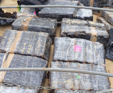Com ajuda de cão, PMPR intercepta 1 tonelada de maconha em caminhão de arroz