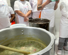 Custodiadas da Cadeia Pública Feminina de Londrina concluem curso de auxiliar de cozinha
