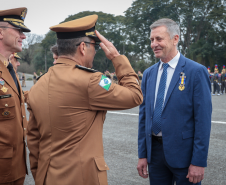 Autoridades do Estado recebem honrarias da Polícia Militar do Paraná