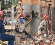 Padrão internacional: bombeiros concluem curso de protocolos da ONU para deslizamentos