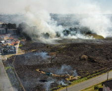 Atear fogo em lixo em terrenos baldios responde por mais de 30% dos incêndios no Paraná