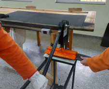 Pessoas privadas de liberdade produzem mais de mil pares chinelos por mês na Penitenciária de Foz do Iguaçu IV