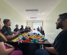Pessoas privadas de liberdade fazem polvinhos de crochê para crianças atendidas pelo Samu