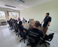 Pessoas privadas de liberdade fazem polvinhos de crochê para crianças atendidas pelo Samu