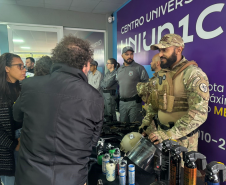 Polícia Penal do Paraná aproxima crianças da segurança pública ao participar de exposição escolar em Cascavel
