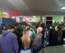 Polícia Penal do Paraná aproxima crianças da segurança pública ao participar de exposição escolar em Cascavel