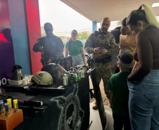 Polícia Penal do Paraná aproxima crianças da segurança pública ao participar de exposição escolar em Cascavel